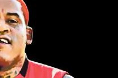 Michael Arroyo usando el look del pelo pintado a lo Dennis Rodman de los Chicago Bull.