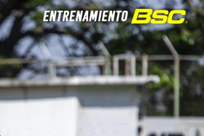 El volante Gabriel Marques del Barcelona, trabajando en la cancha alterna del estadio Monumental.