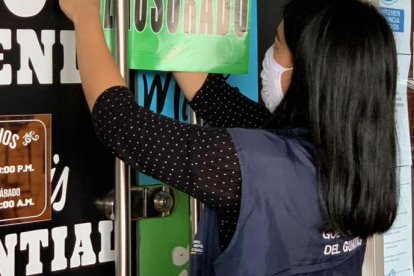 Instante en el que clausuraron el establecimiento.