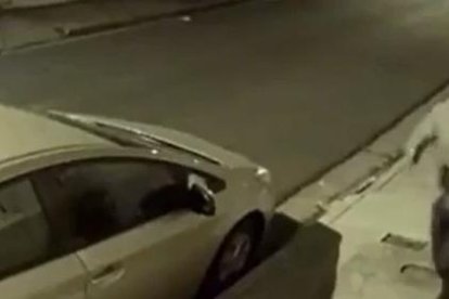 Delincuentes huyen luego de un asalto en la ciudadela, el pasado 8 de junio del 2020.