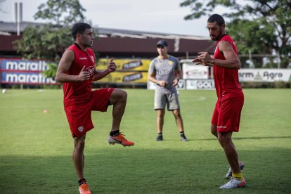 Los jugadores de Barcelona trabajan en varios grupos, para evitar las aglomeraciones en cancha.