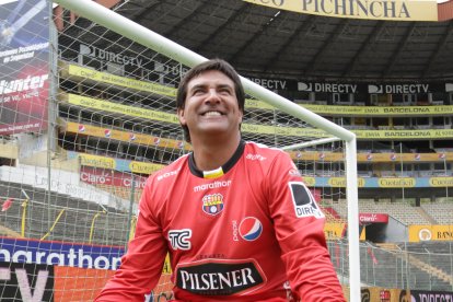 Carlos Luis Morales en julio  del 2012, volvió a repetir la foto que hizo historia en 1990.