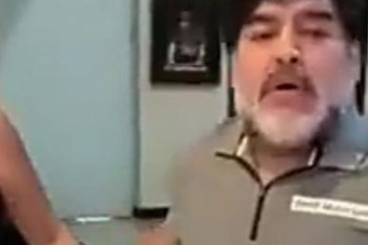 Maradona apareció en un video con las "nachas" al aire.