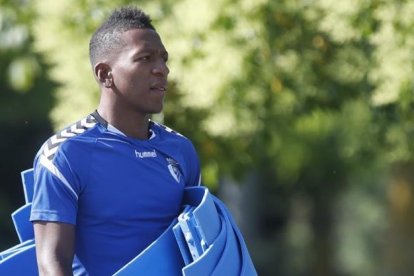 Pervis Estupiñan ayuda a la parte de utilería a llevar las colchonetas para los entrenamientos.