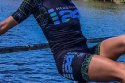 La deportista de triatlón, Elizabeth Bravo lleva tres meses entrenando en la cuarentena en Australia.