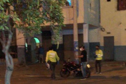 La víctima quedó tirada en media calle, vecinos aseguraron que alcanzó a corres unos metros y cayó.