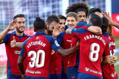 Pervis Estupiñan celebrando con sus compañeros los tres puntos ante el Leganés.