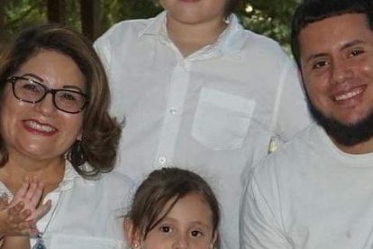 Frank junto a su madre, sus dos hijas y sus sobrinos. El chico tenía 27 años al momento de su deceso.