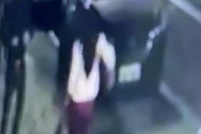 Los delincuentes se escondieron en el callejón donde reside la mujer y la sorprendieron, cuando ella salía del trabajo.