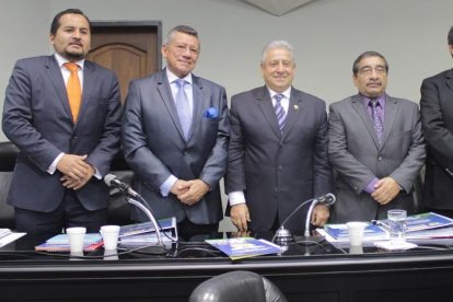 José Mosquera (i) y Álex de la Torre (segundo desde la derecha) fueron parte del directorio de la FEF en 2015.