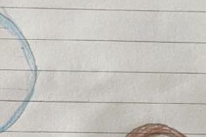 Con colores y con mucha determinación la pequeña hizo su tarea.