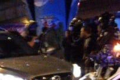 Tomas Macías viajaba en este auto Mazda cuando fue atacado la noche del jueves.