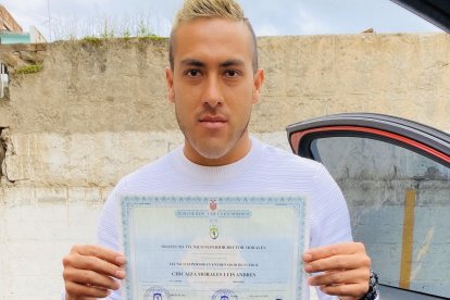 Andrés Chjcaiza y el título de entrenador de fútbol.