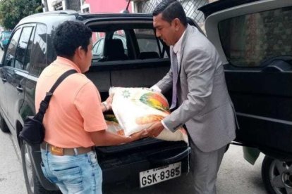 Sale en su carro a entregar los pedidos de arroz. Los clientes son sus amistades y padres de los alumnos.