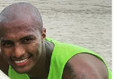 Antonio Valencia junto a su hija se entrena en una playa ecuatoriana.