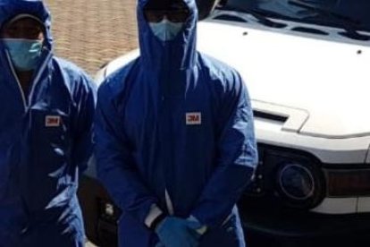 En una de las imágenes que circulan en redes sociales se ven dos personas con trajes de bioseguridad, uno de ellos sería Abraham Muñoz.