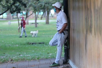 Los gígolos llegan hasta el parque El Ejido, donde buscan a clientes para brindar su servicio.