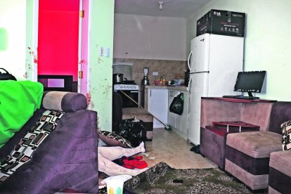 El cuerpo de la víctima quedó tendido en la sala del inmueble. Estaba ensangrentado.