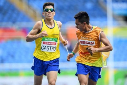 Darwin Castro, en una competencia junto a su guía, Sebastián Rosero.