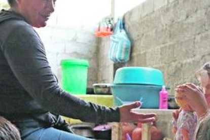 Una tía política cuida a los tres hijos de la mujer que fue atacada con un machete.