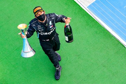 Lewis Hamilton festeja tras ganar el Gran Premio de Hungría y asumir el liderato del campeonato mundial de F1.