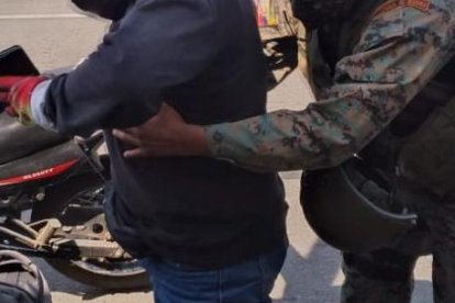 El hombre no presentó los documentos respectivos para el porte del arma.