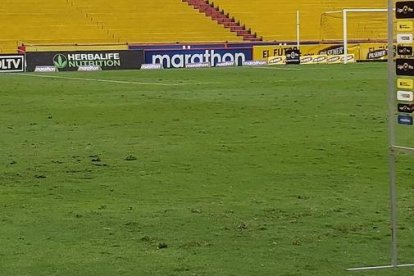 Michael Arroyo siendo entrevistado por Florencia Alfaro Moreno con la distancia que está en el protocolo de bioseguridad de LigaPro.