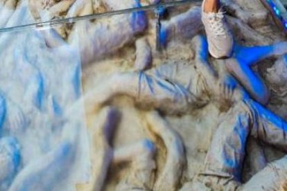 La alcaldesa, durante el recorrido de la obra. Esta foto causó polémica en redes.