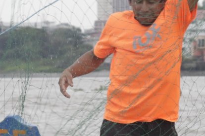 La red de pesca es lanzada en zonas identificadas por los artesanos como de buena afluencia de especies.