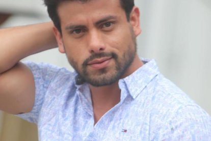  Un video en el cual aparece Efraín Ruales mostrando su trasero al aire en una playa del país, se tornó viral en las redes sociales. 