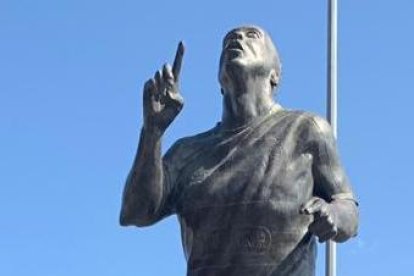La estatua en honor a Chucho Benítez, ex jugador del Santos, donde ahora dirige el DT Guillermo Almada.