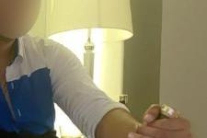 Las fotos de la modelo junto a un galán y fajos de dólares encienden las redes