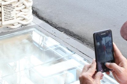 La obra está ubicada en las calles Rumichaca y Luque, en el centro de Guayaquil. El lugar ha sido muy concurrido en estos días, y hay quienes se toman fotos al pasar por allí.