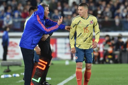 El técnico Carlos Queiroz (i) baraja la opción de entrenar con los seleccionados de Colombia en Europa.