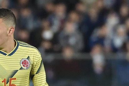 El técnico Carlos Queiroz (i) baraja la opción de entrenar con los seleccionados de Colombia en Europa.