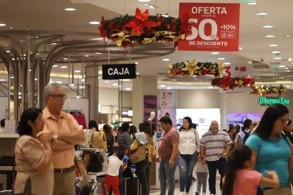  Desde el 24 de noviembre, las personas visitaron varios centros comerciales para conseguir productos con descuentos ‘pepa’. 