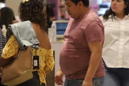  Desde el 24 de noviembre, las personas visitaron varios centros comerciales para conseguir productos con descuentos ‘pepa’. 