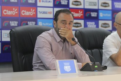  Nassib Neme, presidente de Emelec, junto a Alfredo Arias, entrenador eléctrico, durante una reunión con los medios. 