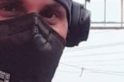 Edder Calderón se dedica a vender mascarillas por los cantones de la provincia de Guayas.