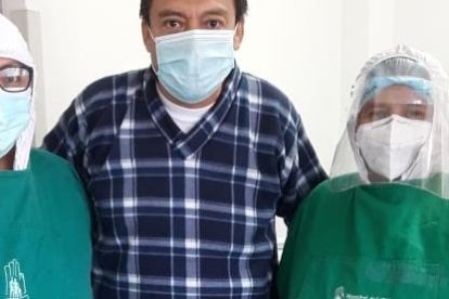 El periodista junto al personal sanitario que trabaja para salvar vidas de los contagiados.