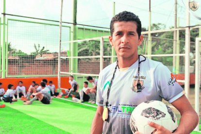Ángel Escobar, trabaja con una escuela de fútbol en la ciudad de Milagro.