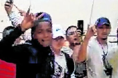 En las cárceles, los reos tienen teléfonos celulares, con los que se graban y hacen  fotografías.