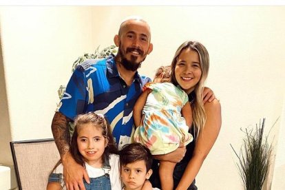 Chito Vera con toda su familia de vuelta a su casa en California.