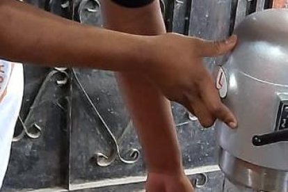 Ricardo con gran dedicación elabora 800 panes al día.