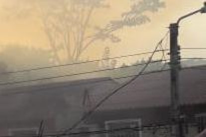 Moradores de la urbanización Loma Vista afectados por la quema de monte en los predios del colindante Hospital.