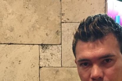 Segundo Mercado y Maxi James, dos boxeador hablando del Clásico del Astillero.