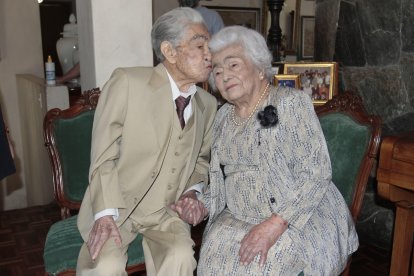 Las edades entre ambos suman 214 años, razón por la que entraron en el libro de los récords. Ahora viven con su hija en el centro norte de Quito.