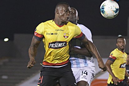 José Tin Angulo tiene toda la cancha  a su favor para sumar goles