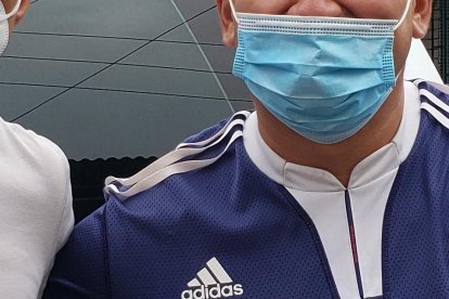 Jefferson Montero está pasada en Guayaquil, aquí en las calles de la Perla del Pacífico con Jair Isaias Ruiz hincha de Barcelona, que le pedía que venga al Ídolo.