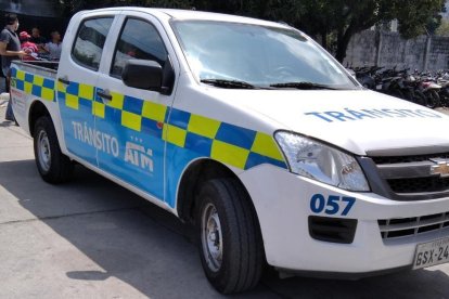 Entre las evidencias incautadas por la Policía consta un vehículo de la Autoridad de Tránsito Municipal.